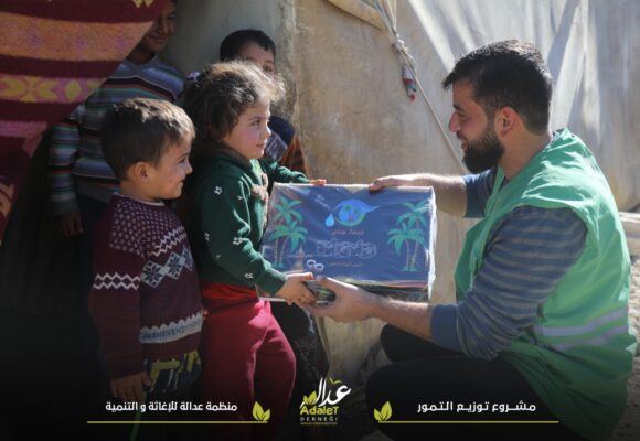 فريق عدالة الإغاثي ضمن مشاريعه الخيرية يقوم بتوزيع التمور على الأهالي في الشمال السوري