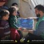فريق عدالة الإغاثي ضمن مشاريعه الخيرية يقوم بتوزيع التمور على الأهالي في الشمال السوري